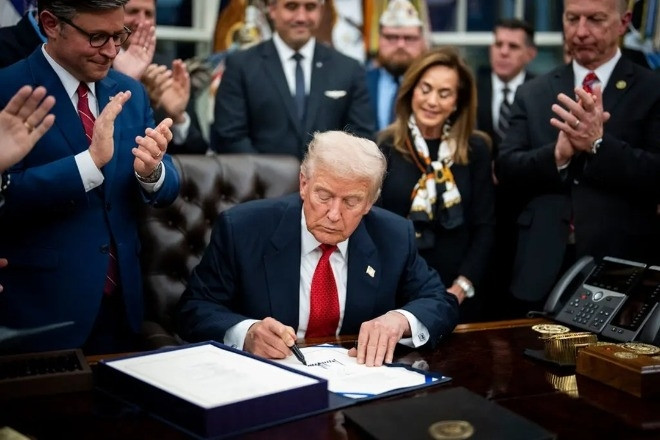 Tổng thống Trump ký số sắc lệnh kỷ lục, nhiều hơn cả 4 năm nhiệm kỳ đầu