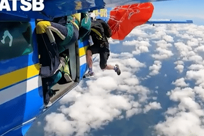 Treo lơ lửng sau đuôi máy bay, vận động viên nhảy dù thoát chết ngoạn mục