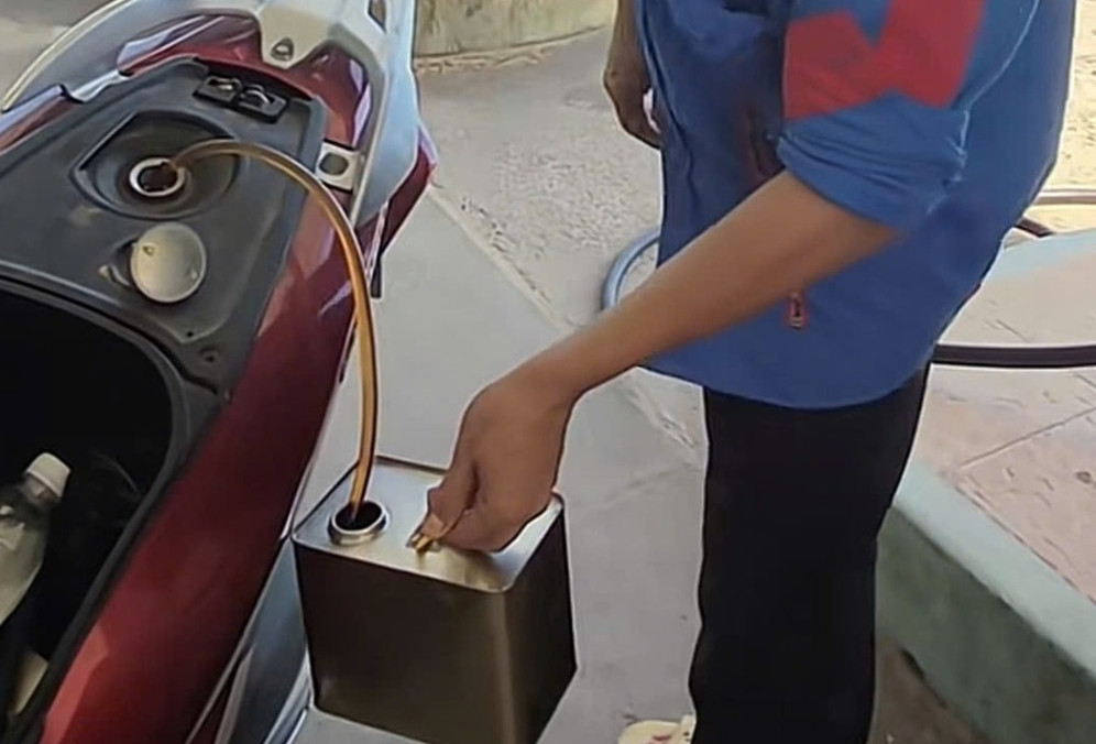 Từ chối thanh toán chuyển khoản, nhân viên cửa hàng hút lại xăng khiến khách dắt bộ 3km