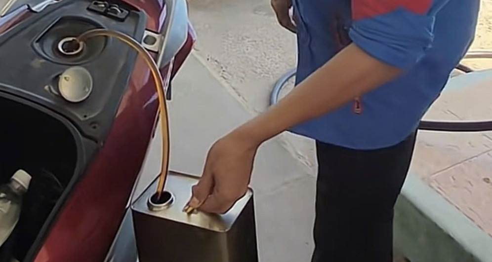 Từ chối thanh toán chuyển khoản, nhân viên cửa hàng hút lại xăng khiến khách dắt bộ 3km