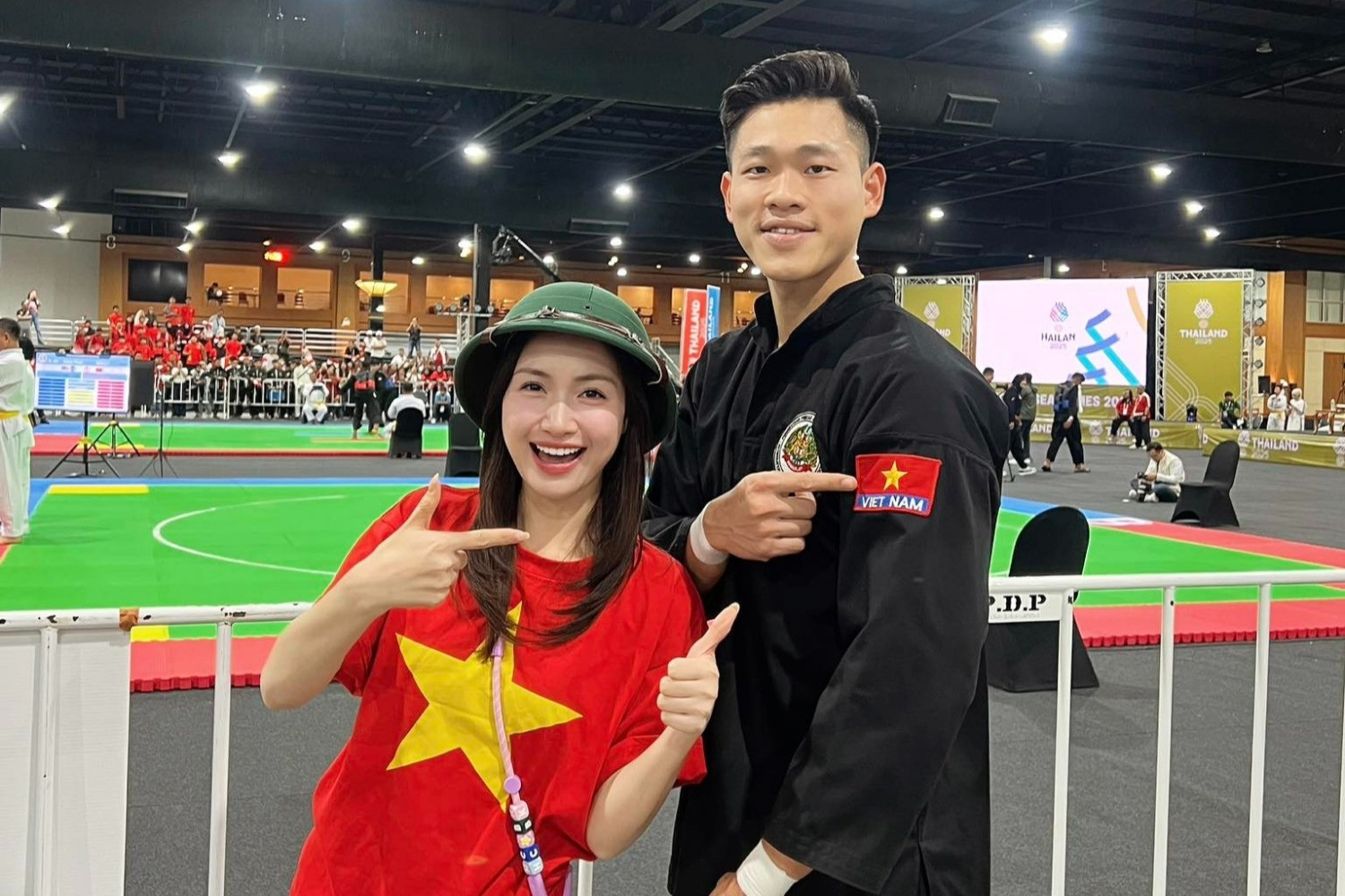 Vợ NSND Công Lý 'bớt sồn sồn', Hòa Minzy sang Thái Lan cổ vũ cho Nguyễn Tấn Sang