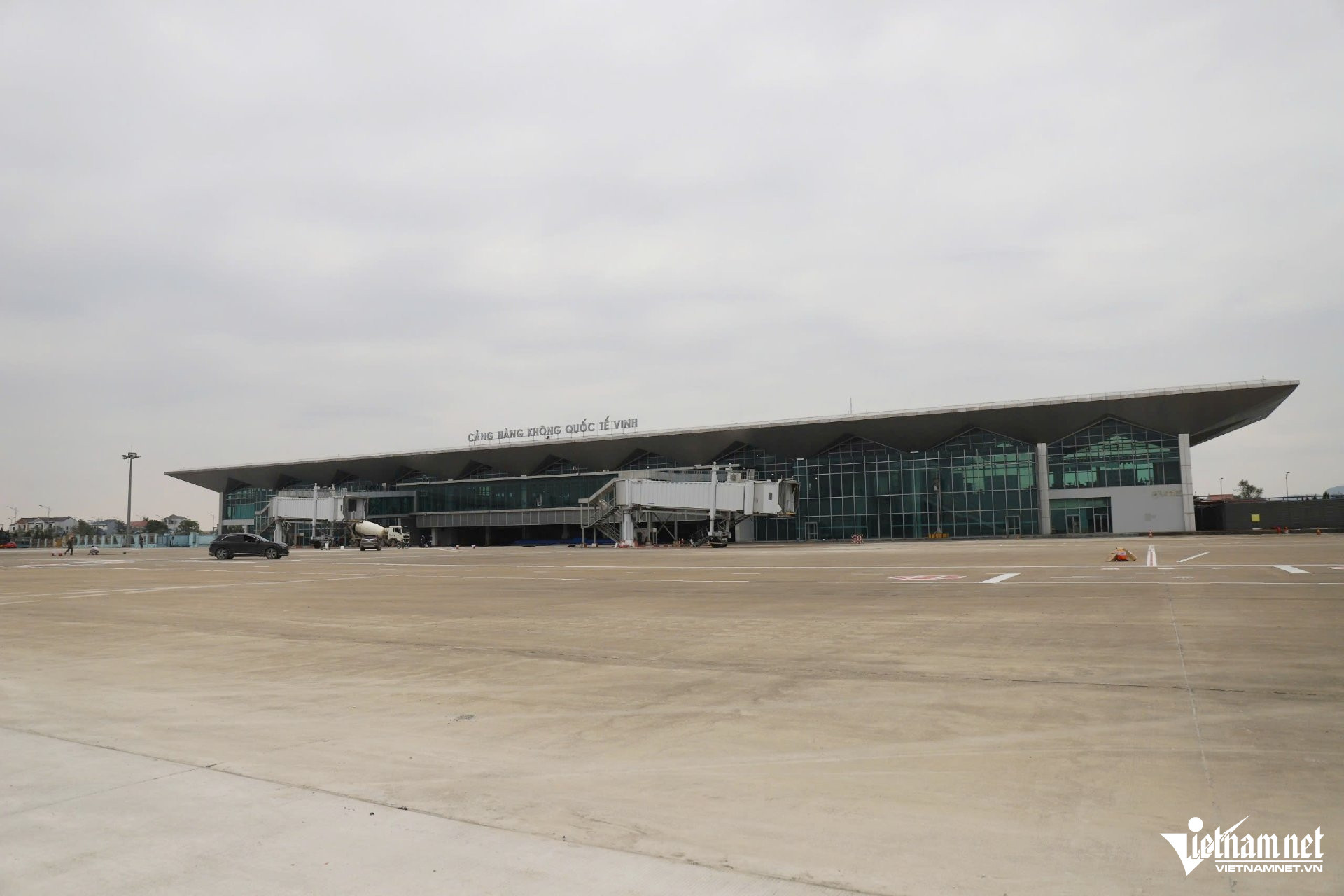 W- A sân bay1.jpg