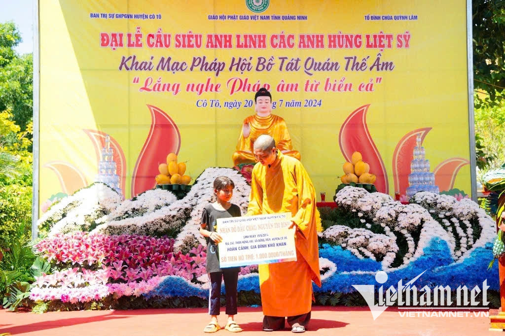 W-Đại đức Thích Khai Từ thường xuyên tổ chức các chương trình ý nghĩa, trong đó trao tặng quà cho các hoàn cảnh khó khăn.jpg