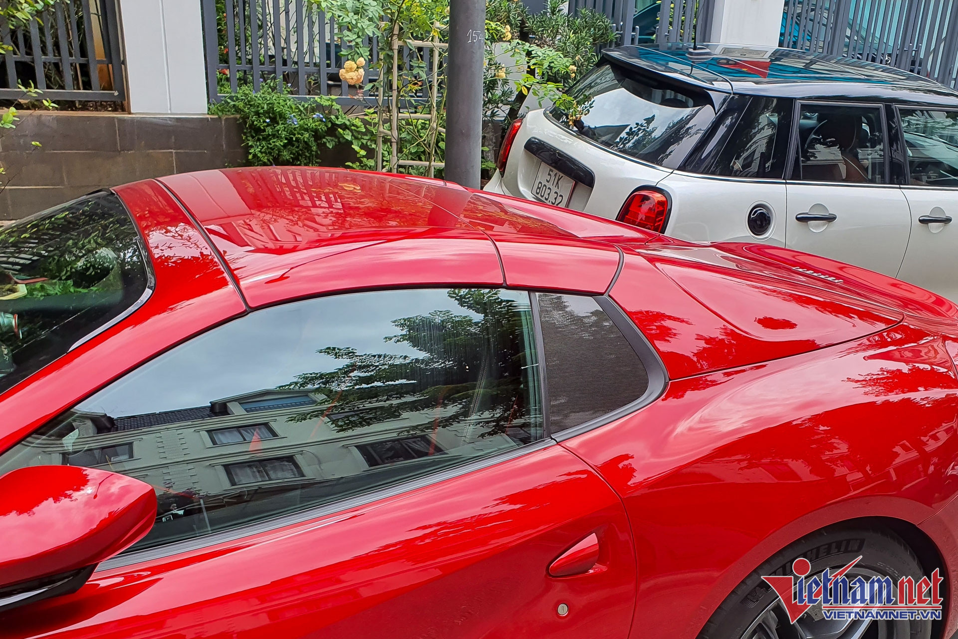 Cận cảnh siêu xe Ferrari 812 GTS mui trần sơn đỏ Rosso Fuoco độc nhất Việt Nam W-Ferrari 812 GTS Vietnamnet 10.jpg