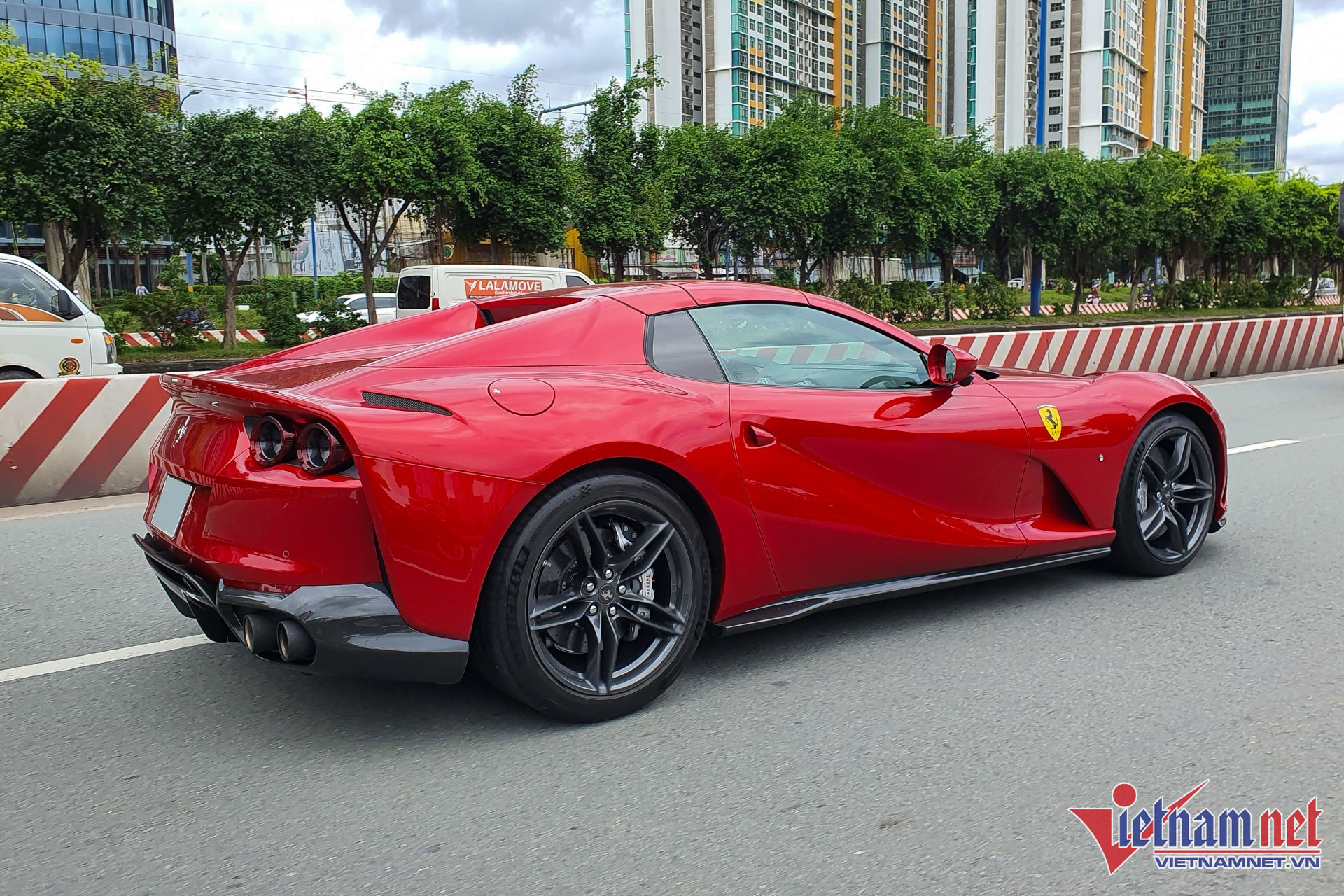 Cận cảnh siêu xe Ferrari 812 GTS mui trần sơn đỏ Rosso Fuoco độc nhất Việt Nam W-Ferrari 812 GTS Vietnamnet 12.jpg