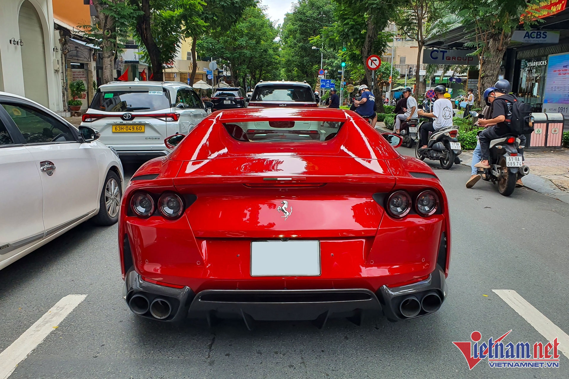 Cận cảnh siêu xe Ferrari 812 GTS mui trần sơn đỏ Rosso Fuoco độc nhất Việt Nam W-Ferrari 812 GTS Vietnamnet 7.jpg