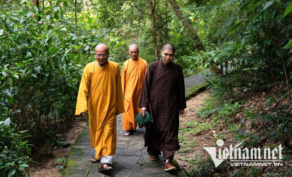 W-Phật giáo Quảng Ninh hôm nay hiện hữu không chỉ trên non thiêng Yên Tử, mà trong từng nghĩa cử thầm lặng của con người mỗi ngày.jpg