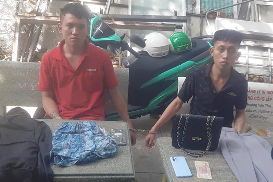 Bản tin chiều 18/12: Bắt giữ 2 kẻ cướp kề dao vào cổ phụ nữ uy hiếp