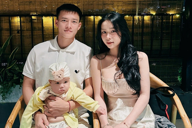  2 năm yêu xa hơn 1.700km, tiền đạo U22 Việt Nam cưới được vợ xinh 