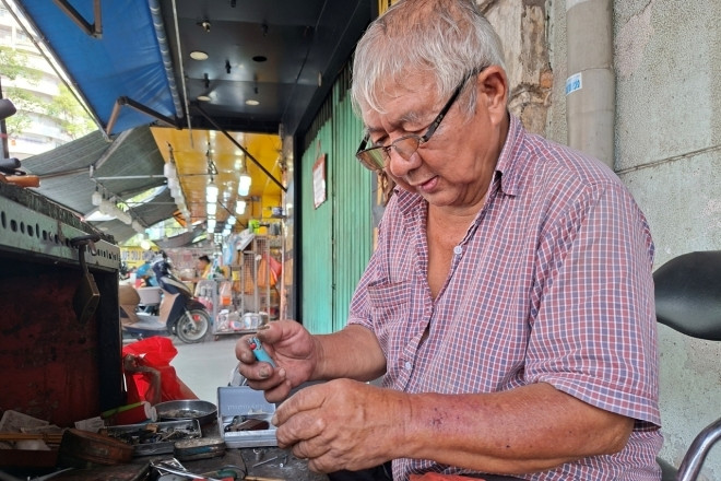 45 năm ngồi vỉa hè sửa bật lửa, bác thợ già TPHCM khiến khách nể phục
