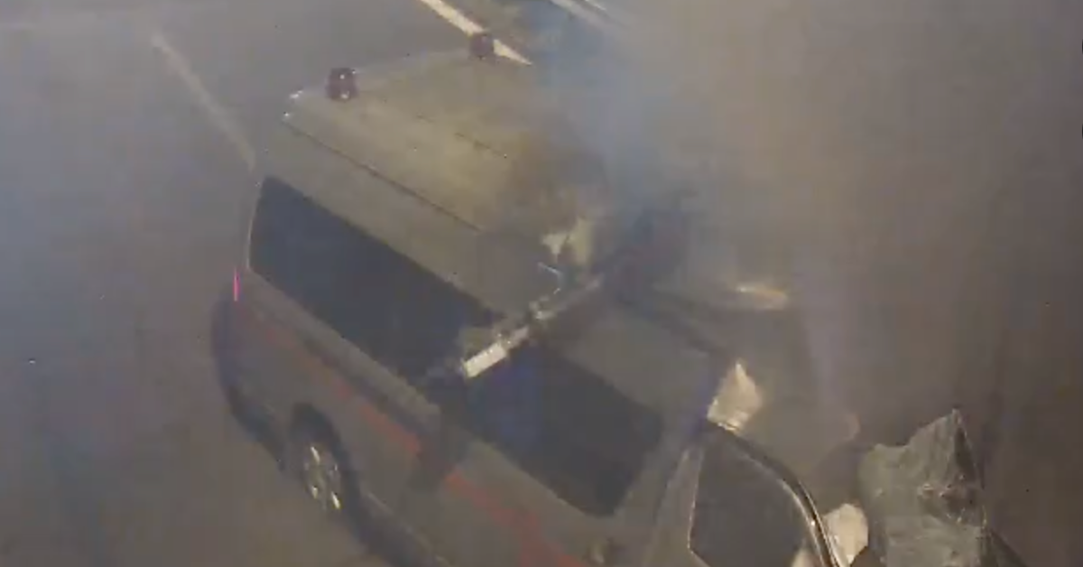 Ô tô cứu thương đâm vào xe đầu kéo rồi bốc cháy, 3 người tử vong