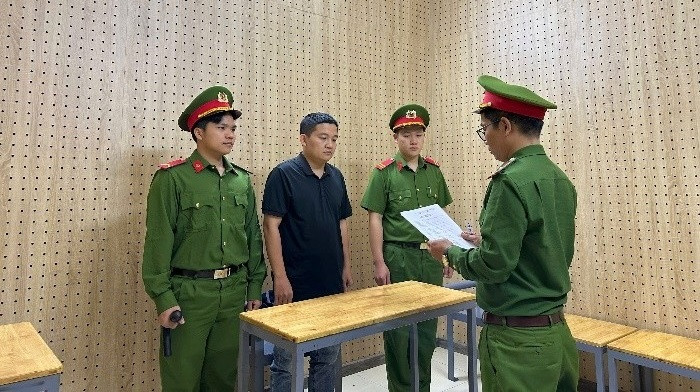 Bắt tạm giam cựu nhân viên ngân hàng lừa đảo hơn 8 tỷ đồng ở lâm đồng.jpg