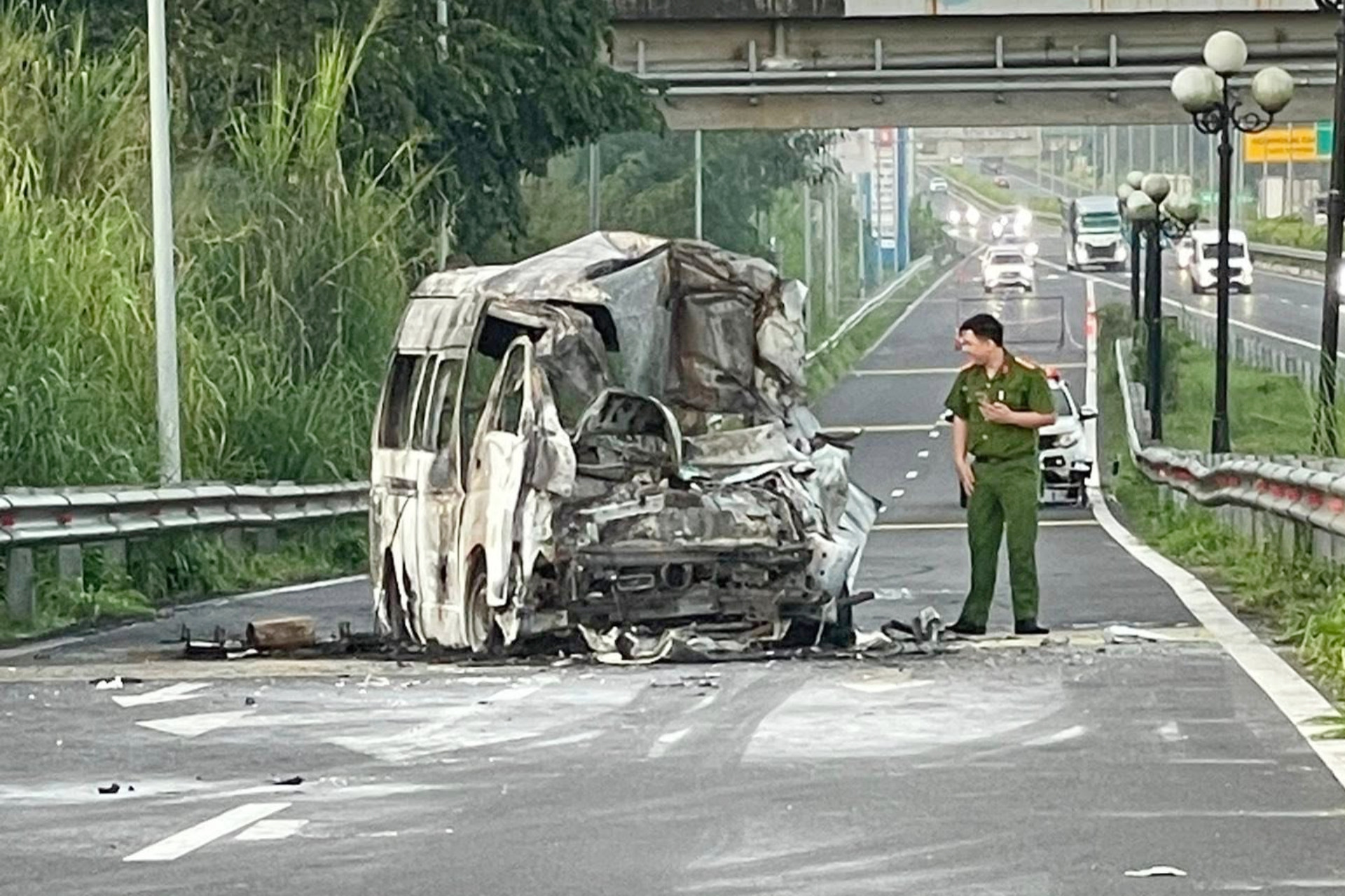 Cận cảnh hiện trường xe cứu thương cháy rụi, 3 người tử vong ở Đồng Nai