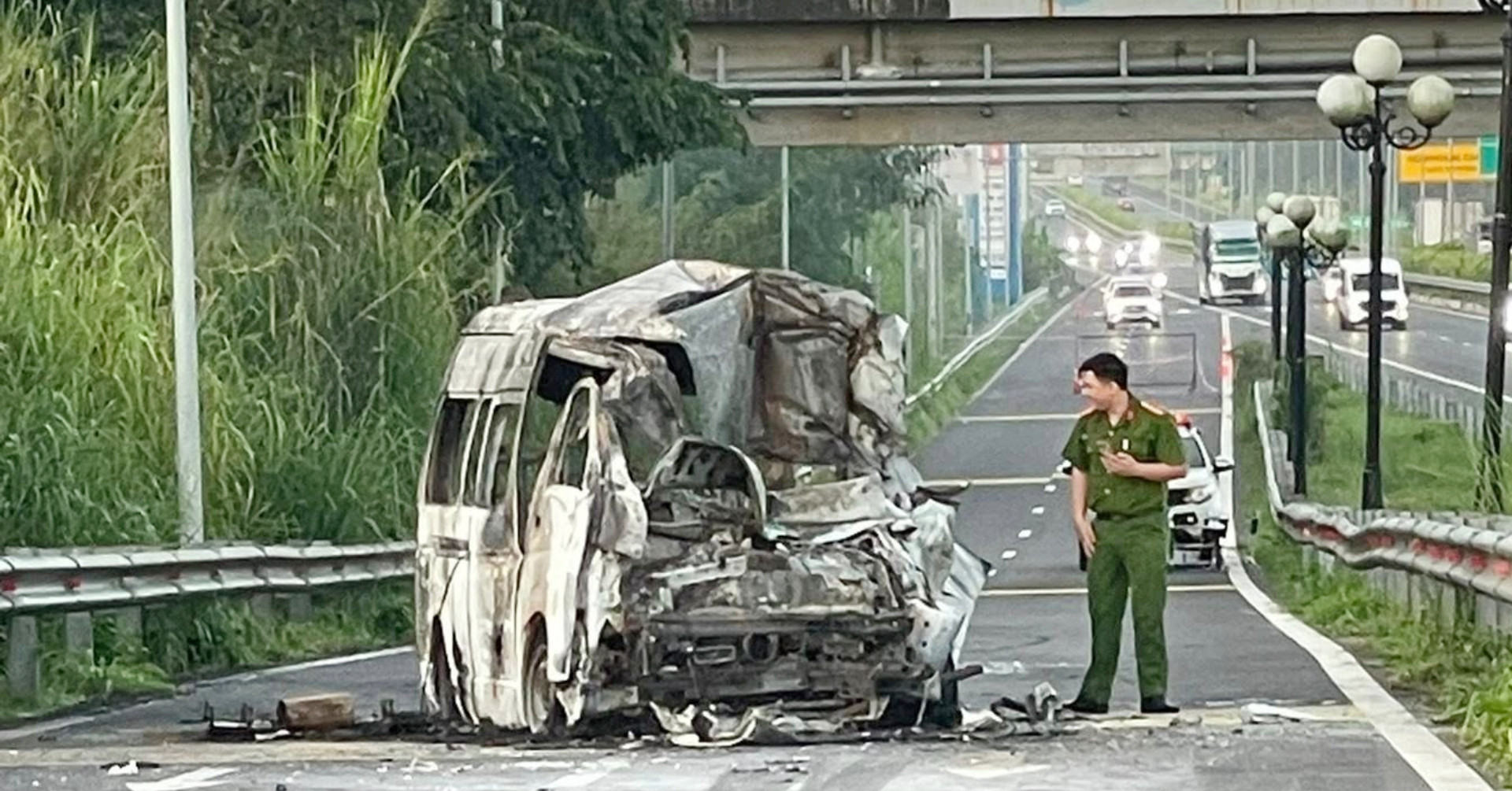 Cận cảnh hiện trường xe cứu thương cháy rụi, 3 người tử vong ở Đồng Nai