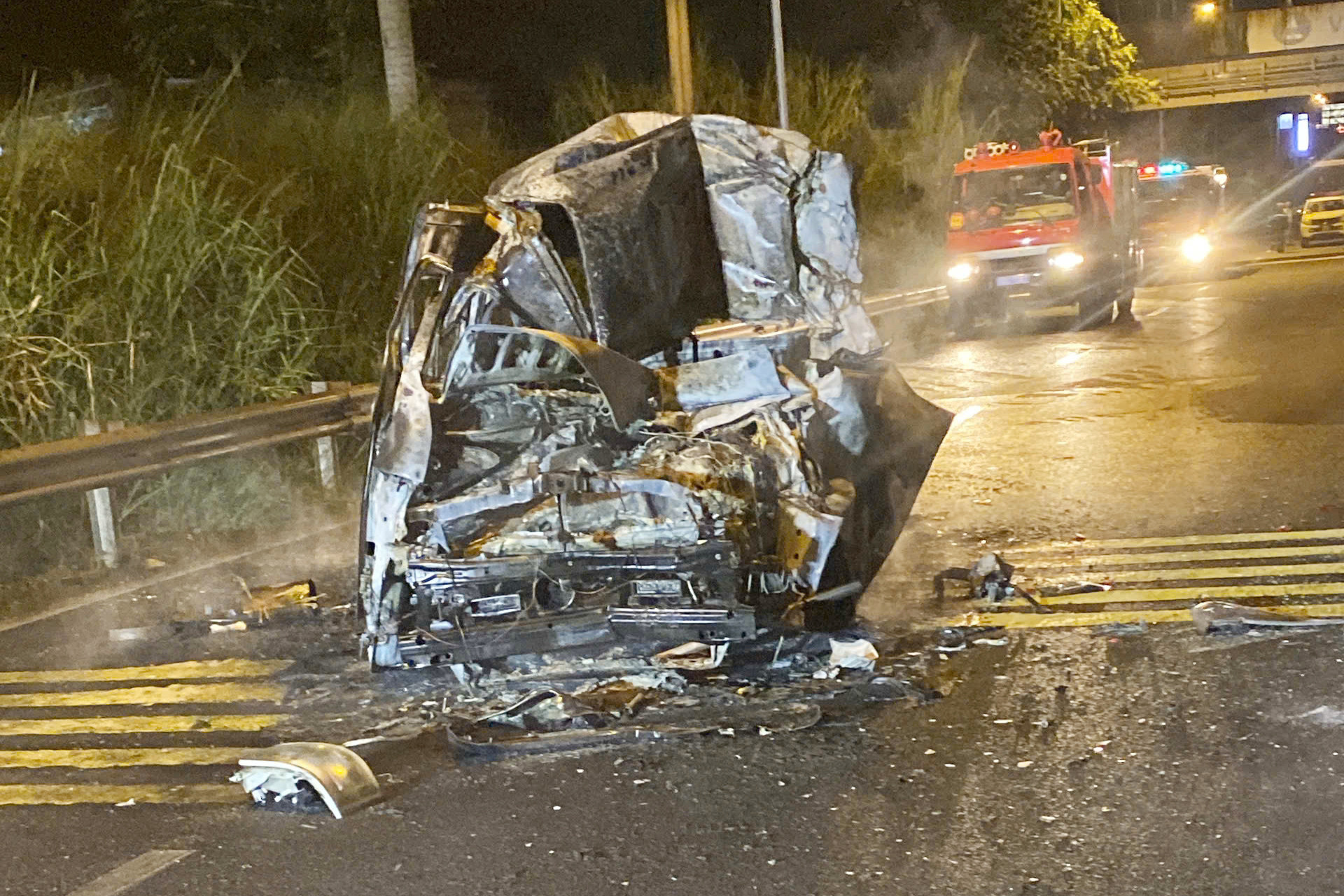 Khoảnh khắc xe cứu thương lao vào đuôi xe đầu kéo, 3 người tử vong