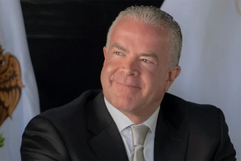 Chủ tịch Miss Universe bị truy nã