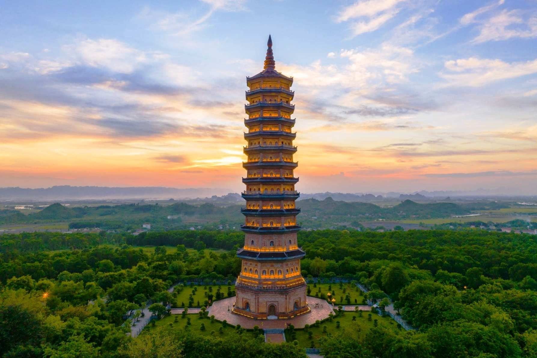 Có gì bên trong bảo tháp cao nhất châu Á thu hút du khách ở Ninh Bình?