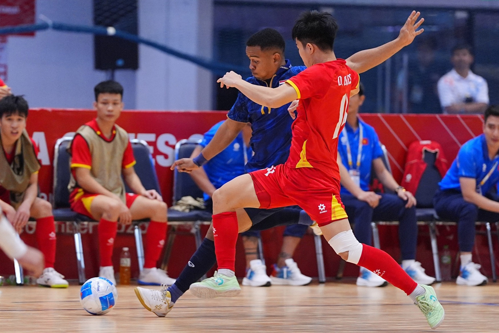  Futsal nam Việt Nam thua tiếc nuối Thái Lan ở SEA Games 33 
