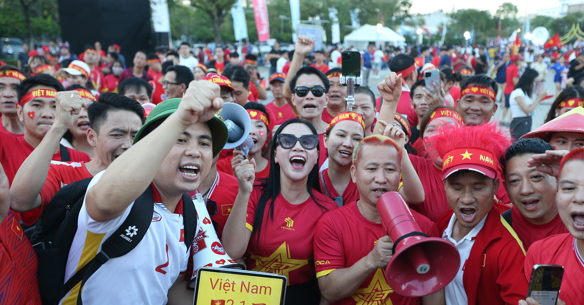 Hàng nghìn CĐV đổ về Rajamangala tiếp lửa U22 Việt Nam đấu Thái Lan