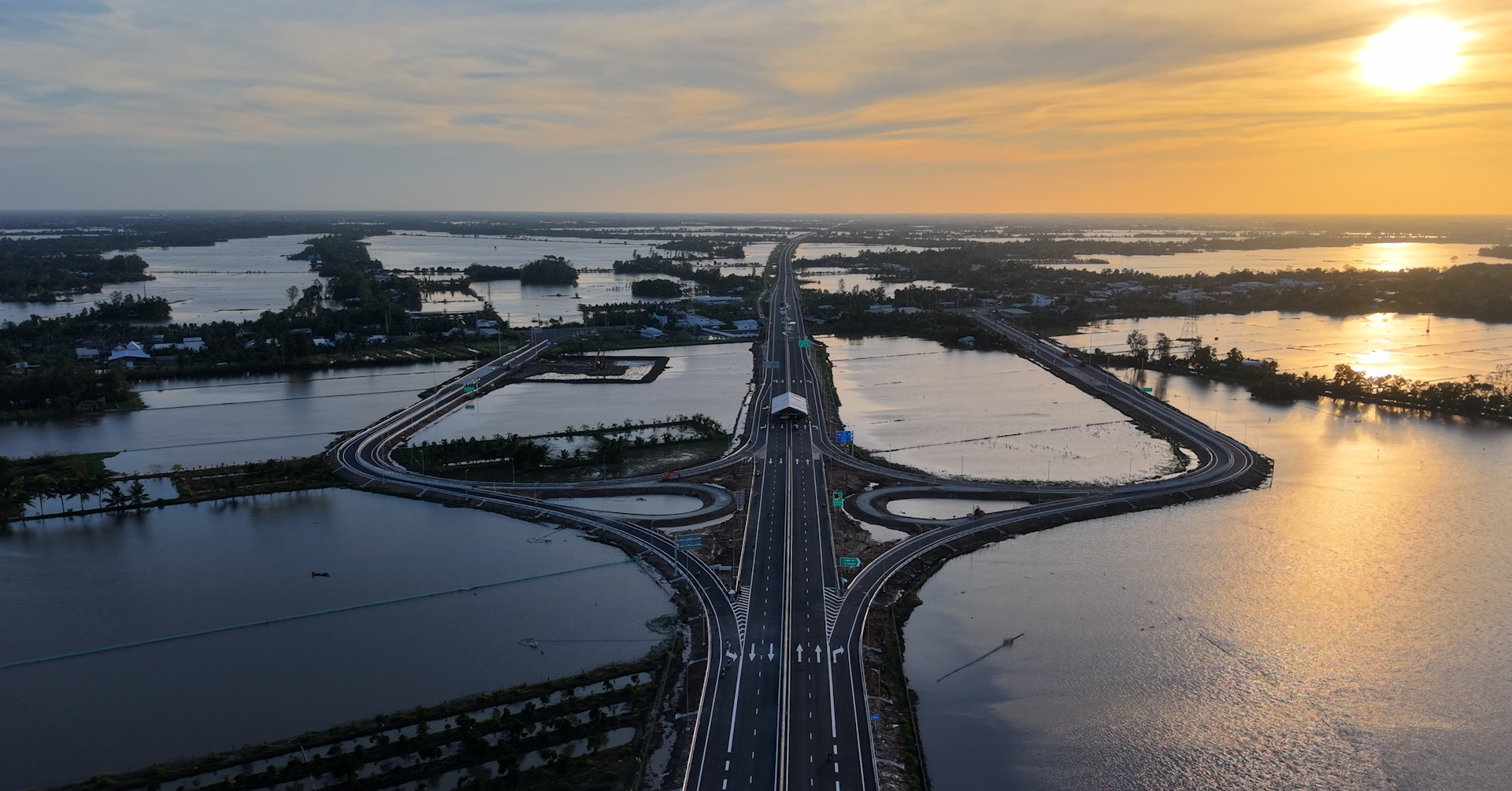 Hiện trạng cao tốc Cần Thơ - Cà Mau hơn 27.500 tỷ đồng trước ngày về đích