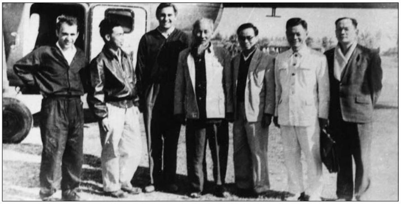 Hình 2. Bác Hồ chụp ảnh với tổ bay Liên Xô trong một chuyến công tác.jpg