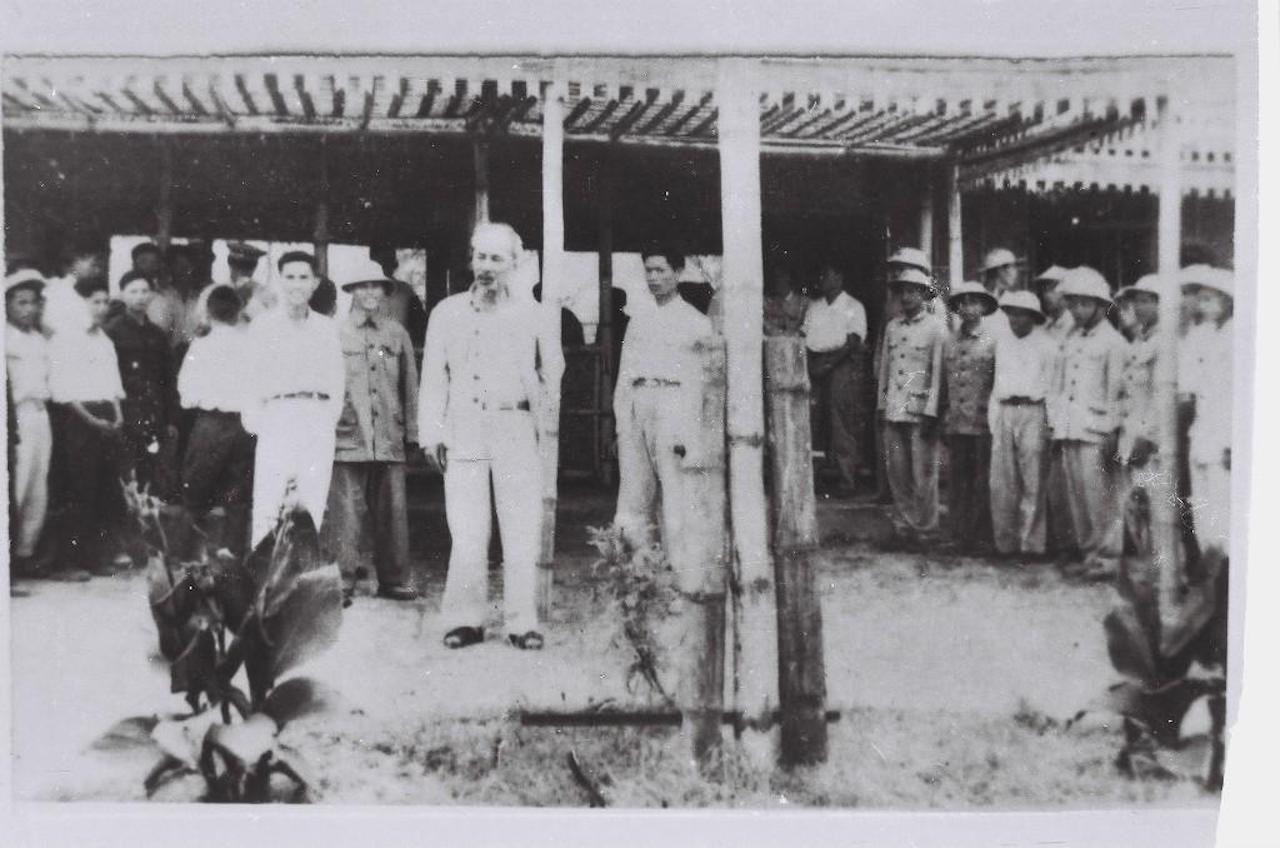 Hình 4. Năm 1957 ở sân bay Vinh Bác đã căn dặn Ngành Hàng không Việt Nam những lời đi vào lịch sử.jpg