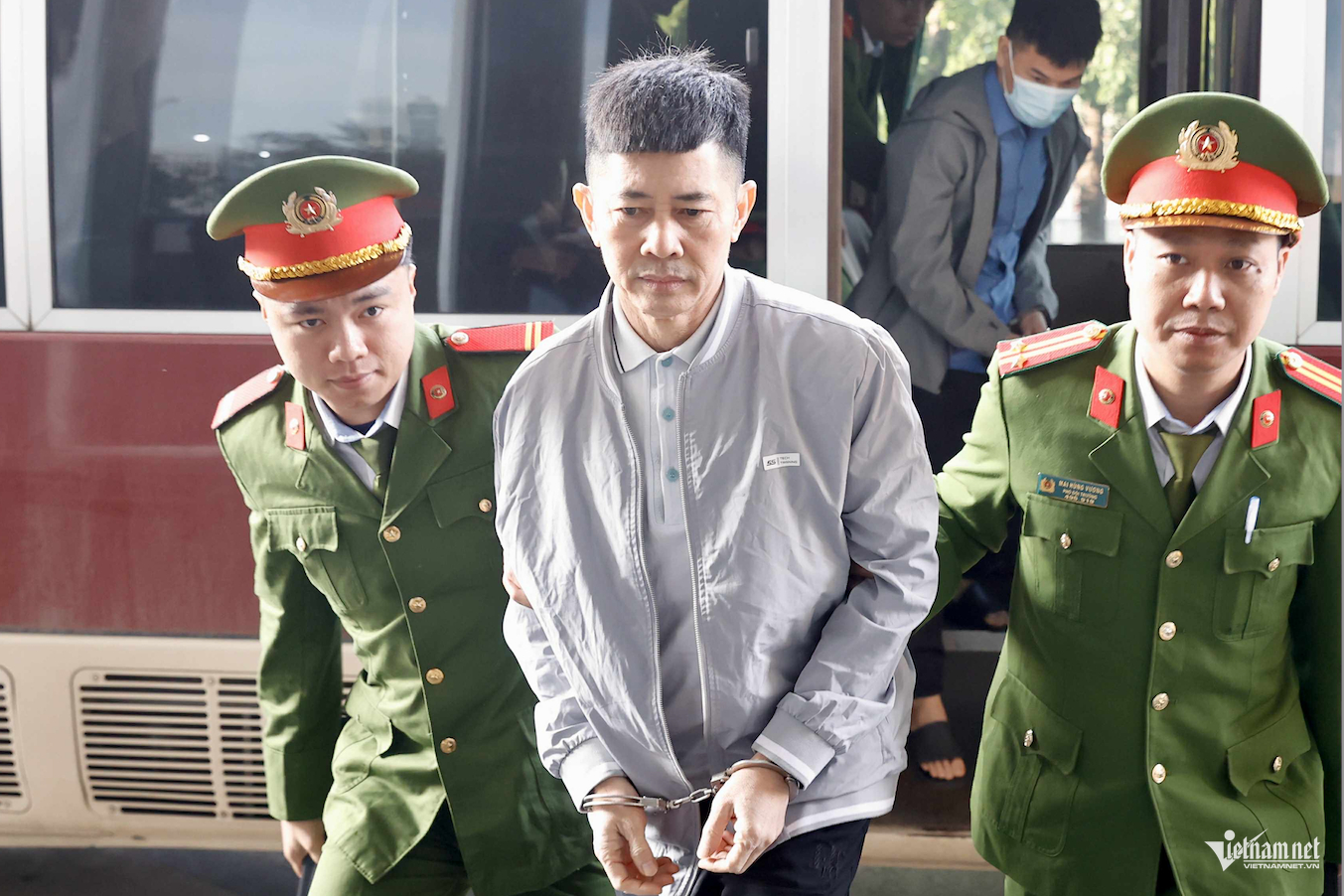 Hình ảnh dẫn giải cựu Chủ tịch Tập đoàn Thuận An Nguyễn Duy Hưng cùng các bị cáo đến tòa