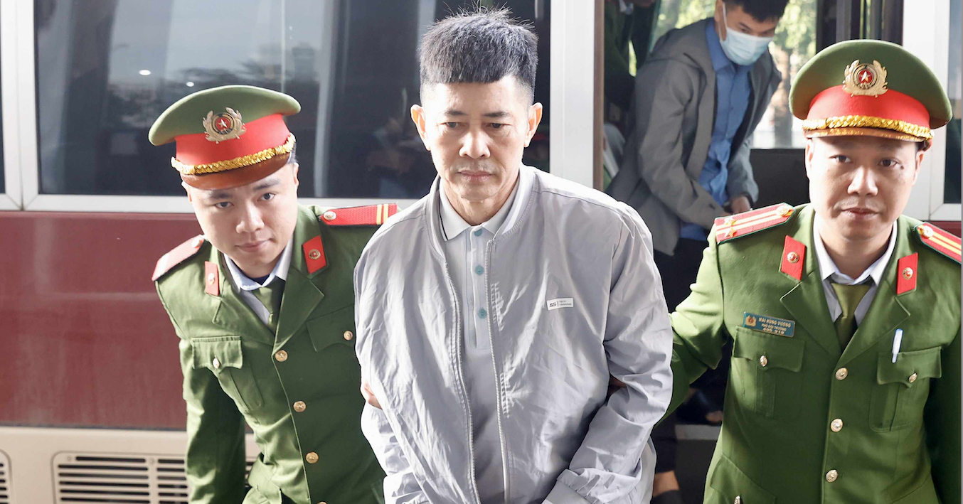 Hình ảnh dẫn giải cựu Chủ tịch Tập đoàn Thuận An Nguyễn Duy Hưng cùng các bị cáo đến tòa