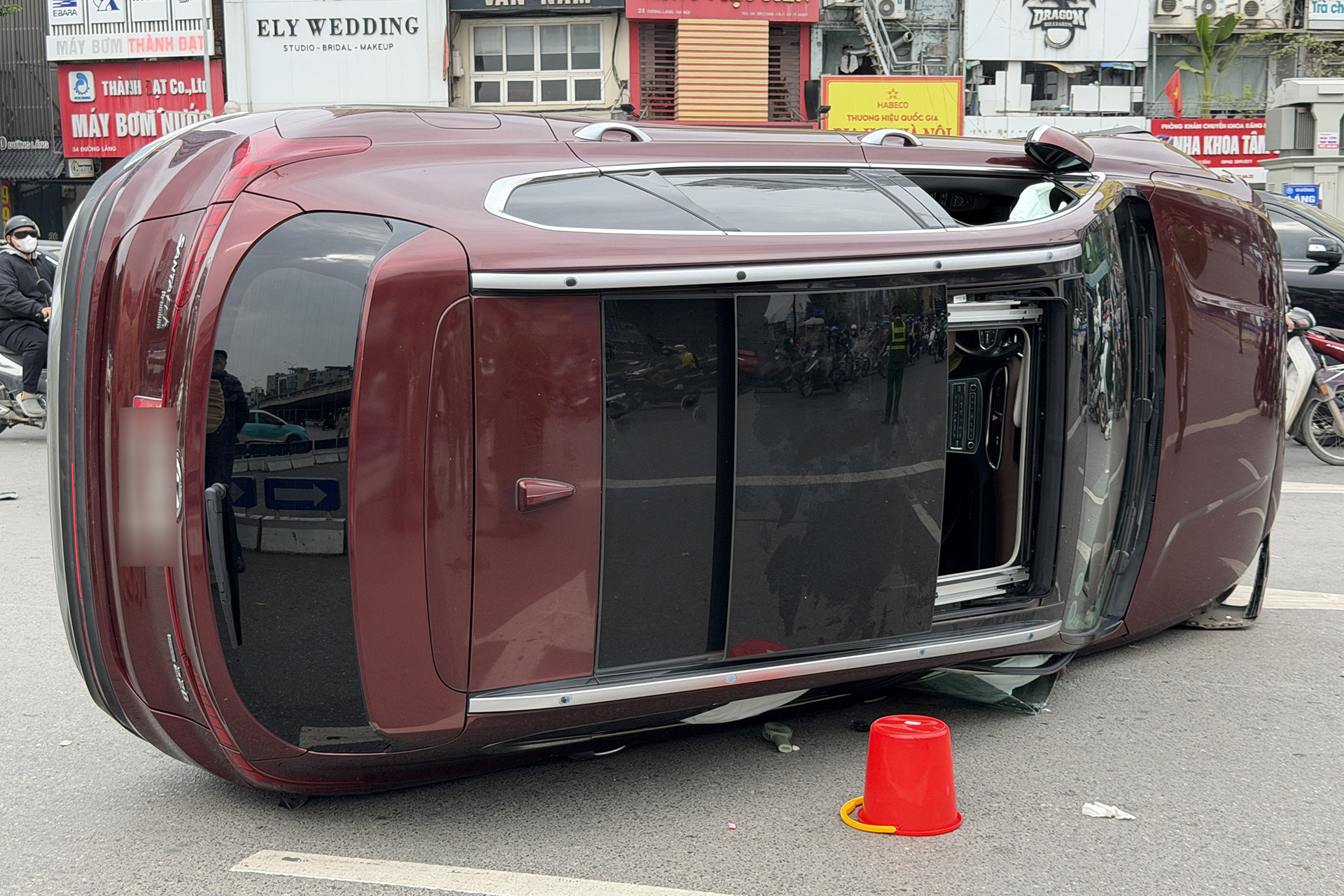  Vụ ô tô con lật nghiêng ở Ngã Tư Sở: Tài xế xe Santa Fe dương tính với ma túy 