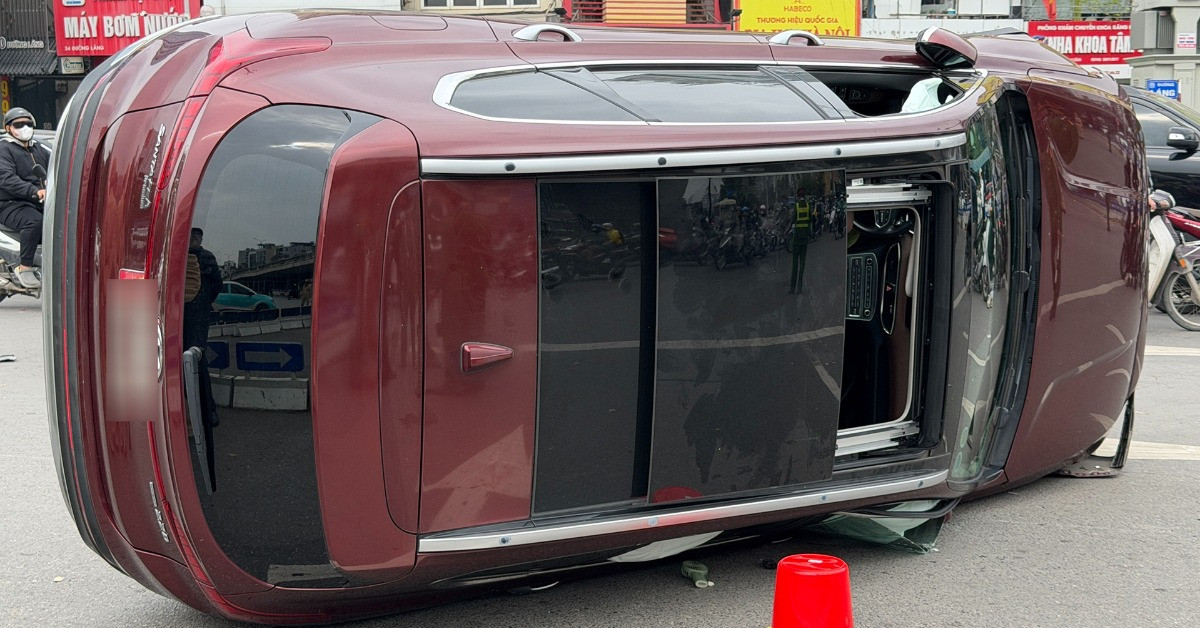 Vụ ô tô con lật nghiêng ở Ngã Tư Sở: Tài xế xe Santa Fe dương tính với ma túy