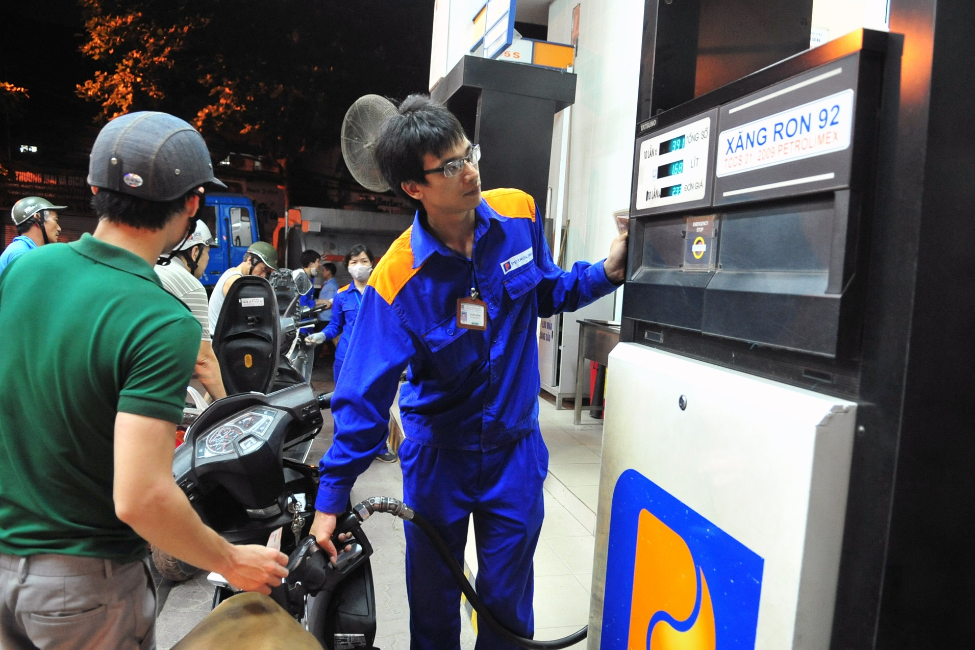  Giá xăng dầu đồng loạt đi xuống, RON95 chỉ còn trên 19.600 đồng/lít 