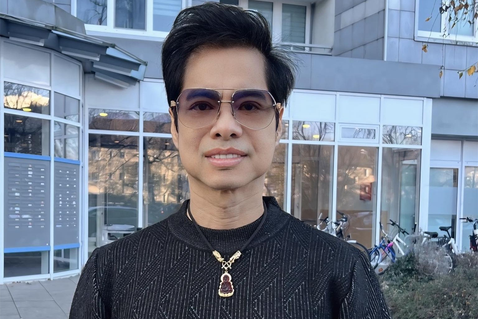 Ngọc Sơn mặc áo mỏng tang giữa trời lạnh giá, Hoài Linh đón sinh nhật ấm cúng