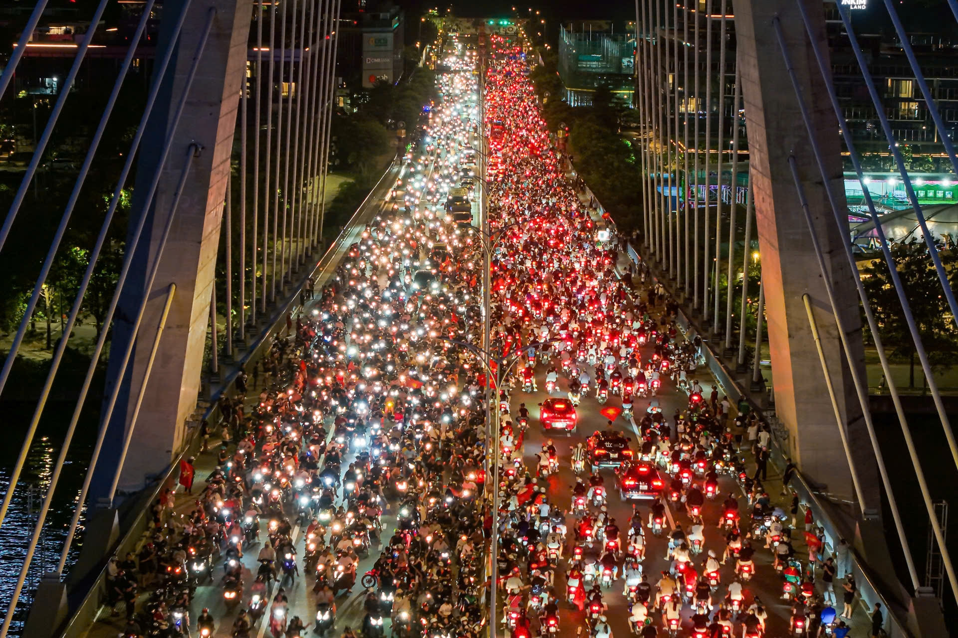 Người hâm mộ bóng đá tràn ra đường 'đi bão' mừng U22 Việt Nam vô địch SEA Games