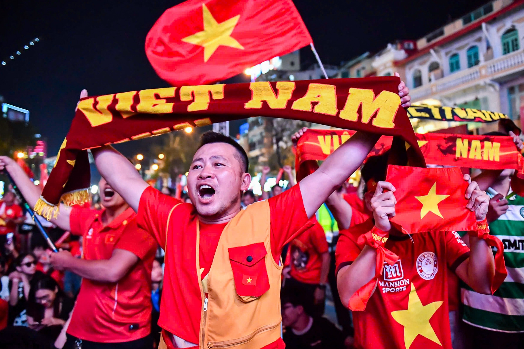 Người hâm mộ vỡ òa cảm xúc U22 Việt Nam vô địch SEA Games 33