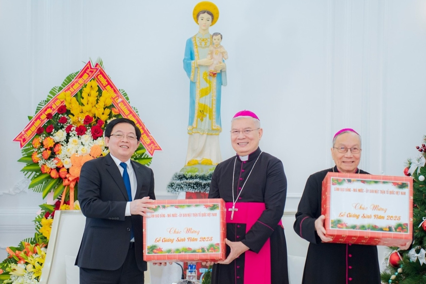 Phó Thủ tướng Hồ Quốc Dũng thăm, chúc mừng Giáng sinh Tổng Giáo phận Huế