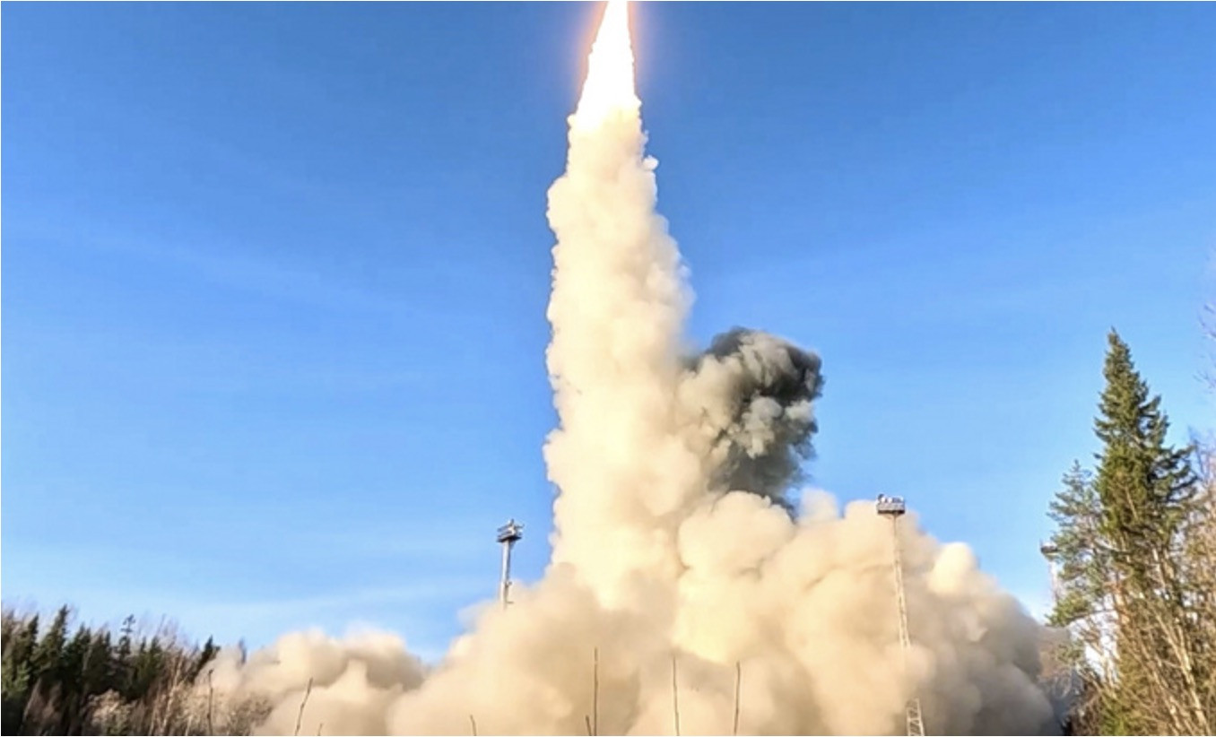 Tên lửa rời bệ phóng. Ảnh: TASS