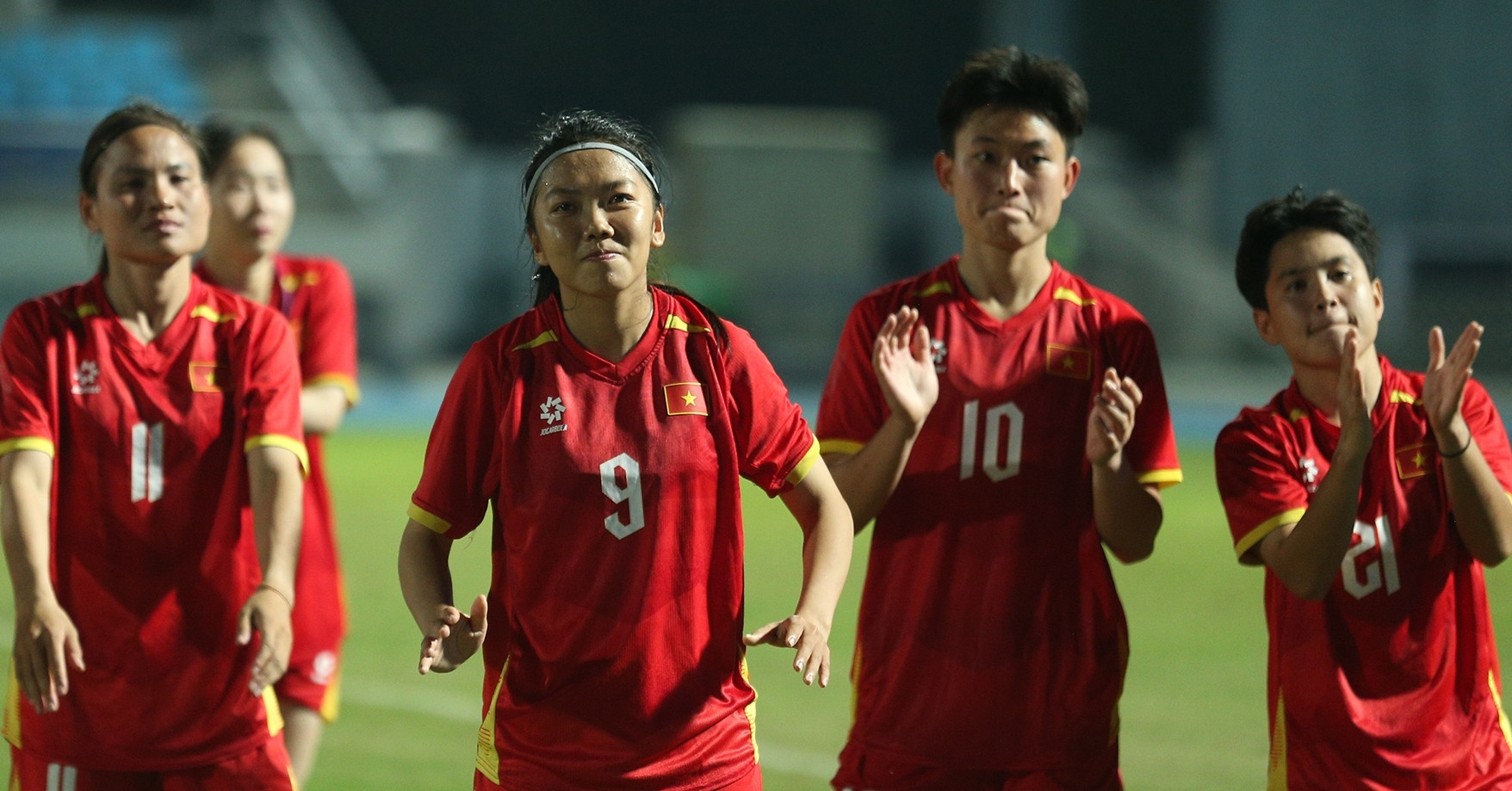 Tuyển nữ Việt Nam được thưởng 1,5 tỉ đồng, Huỳnh Như úp mở chia tay