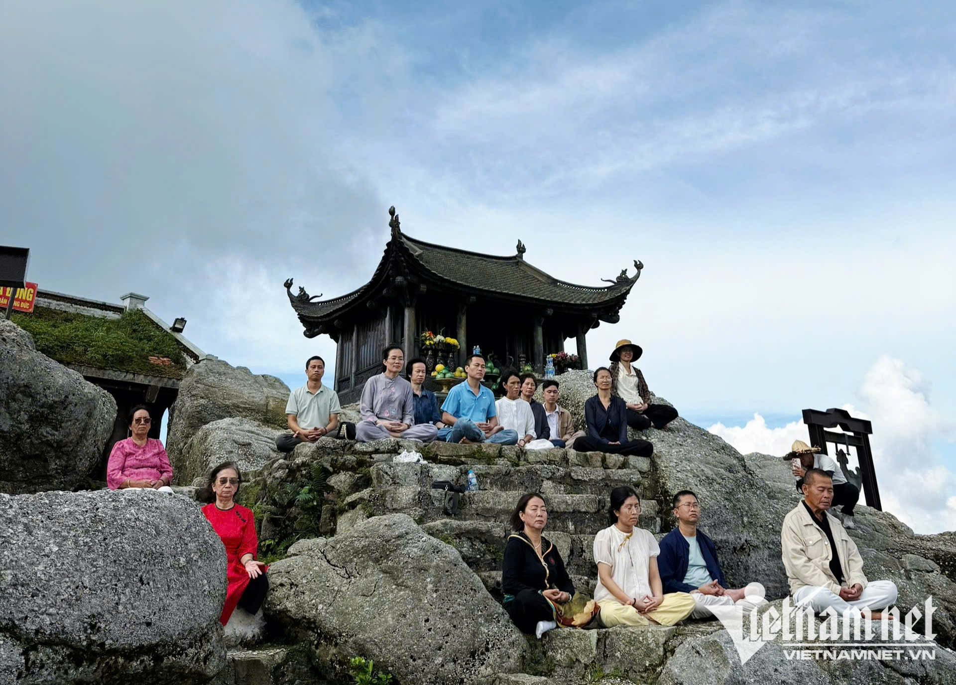 W-Phật tử, du khách hành hương tọa thiền tại chùa Đồng Yên Tử.jpg