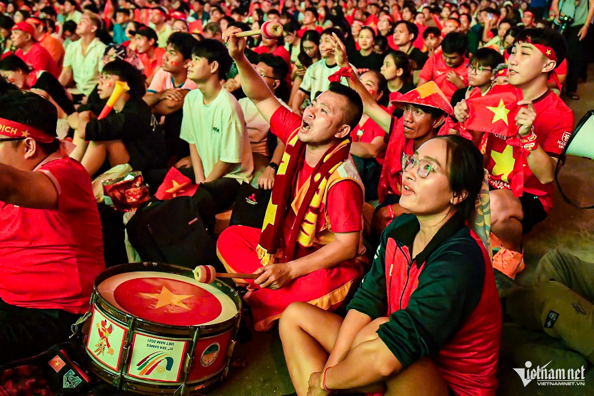 W-TPHCM cổ vũ bóng đá 11.jpg