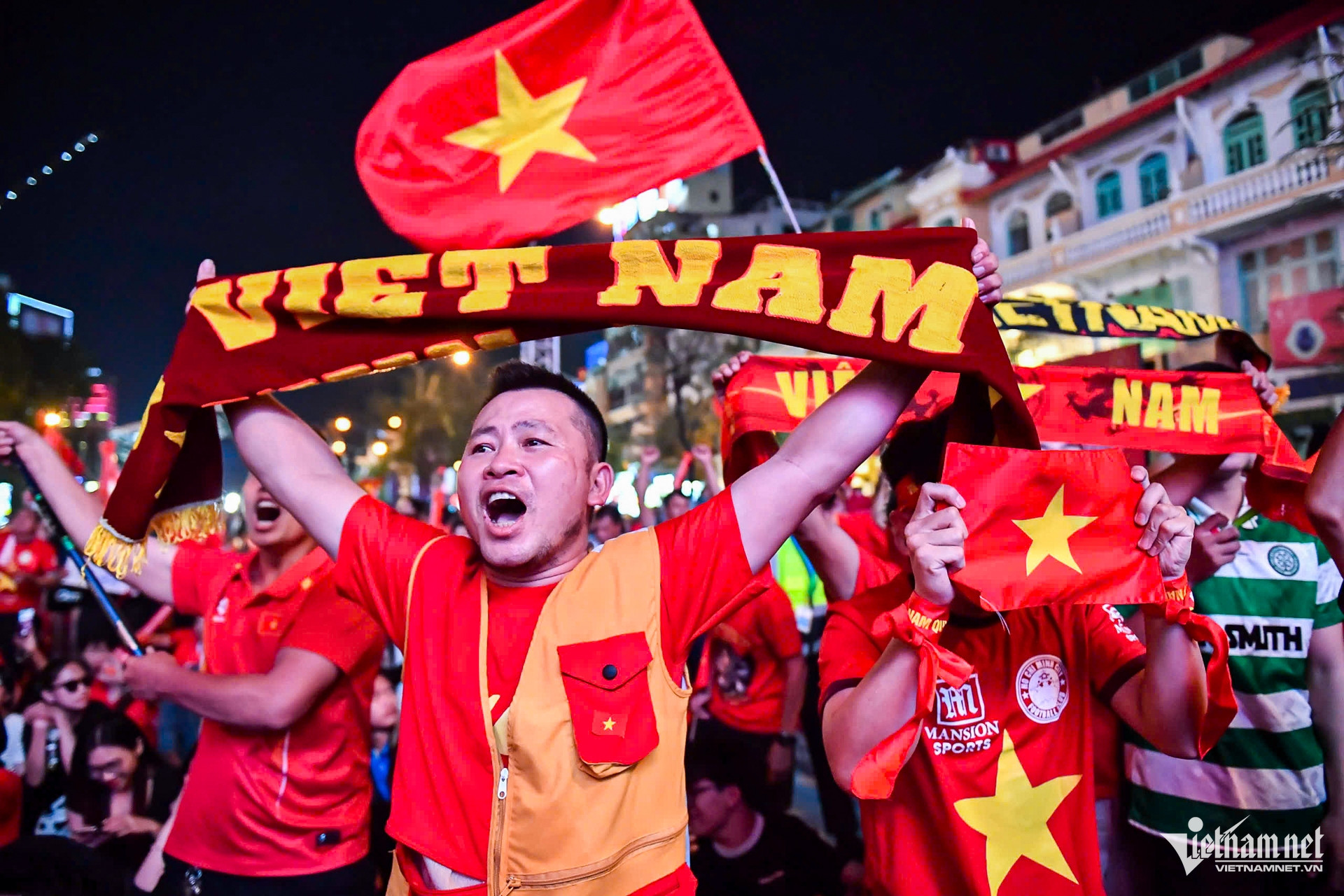 W-TPHCM cổ vũ bóng đá 4.jpg