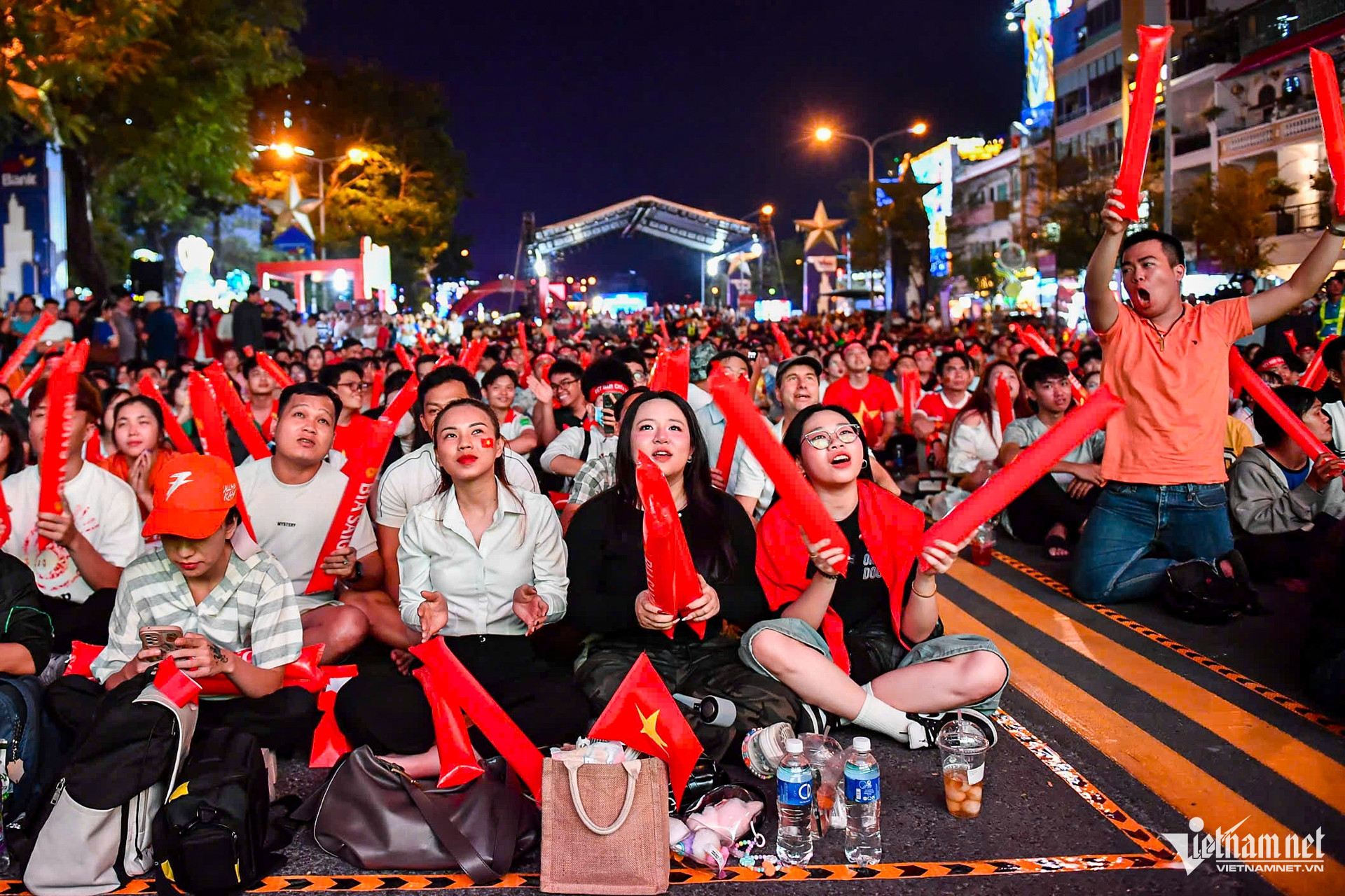 W-TPHCM cổ vũ bóng đá.jpg