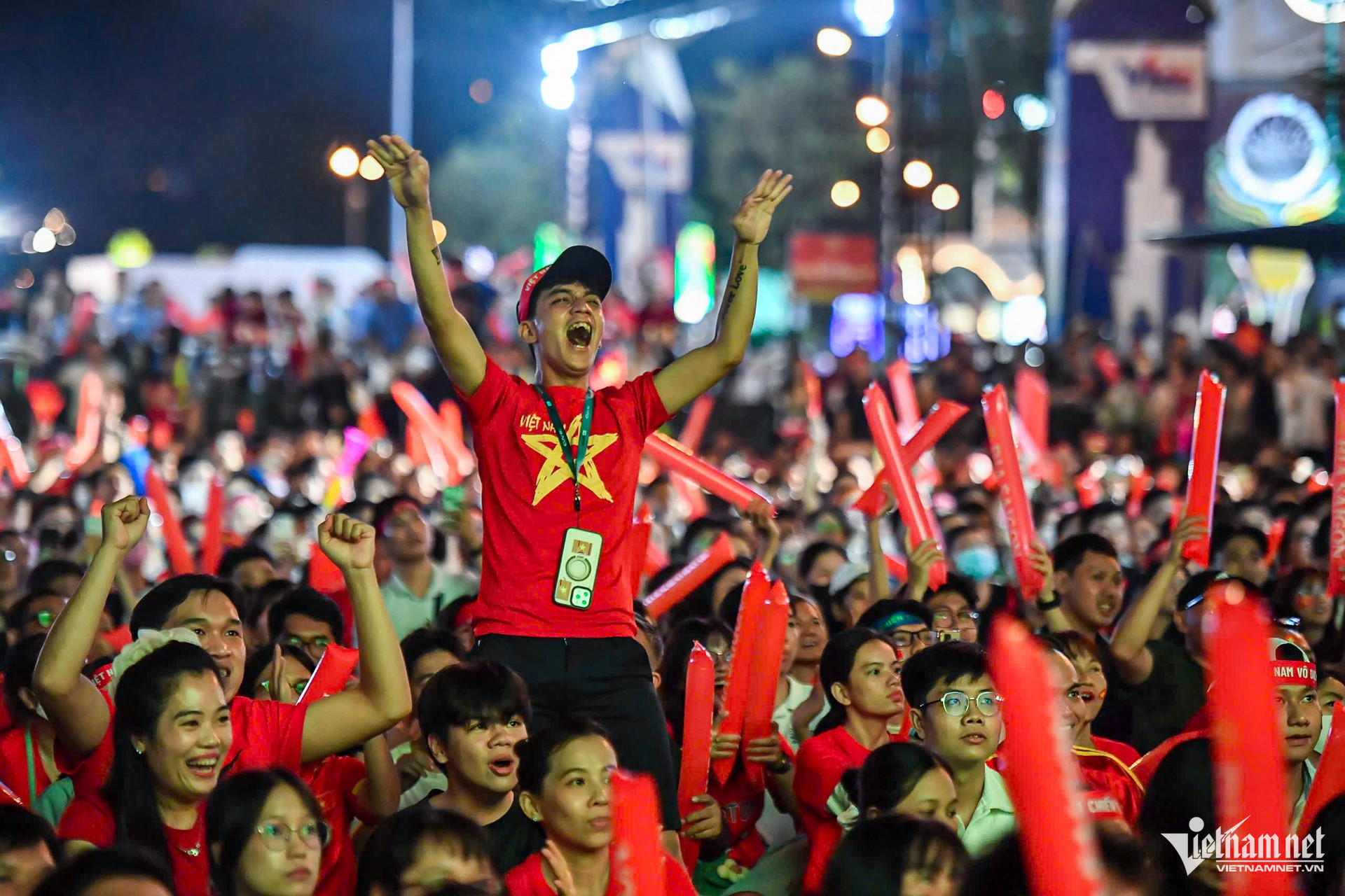 W-TPHCM cổ vũ bóng đá 5.jpg