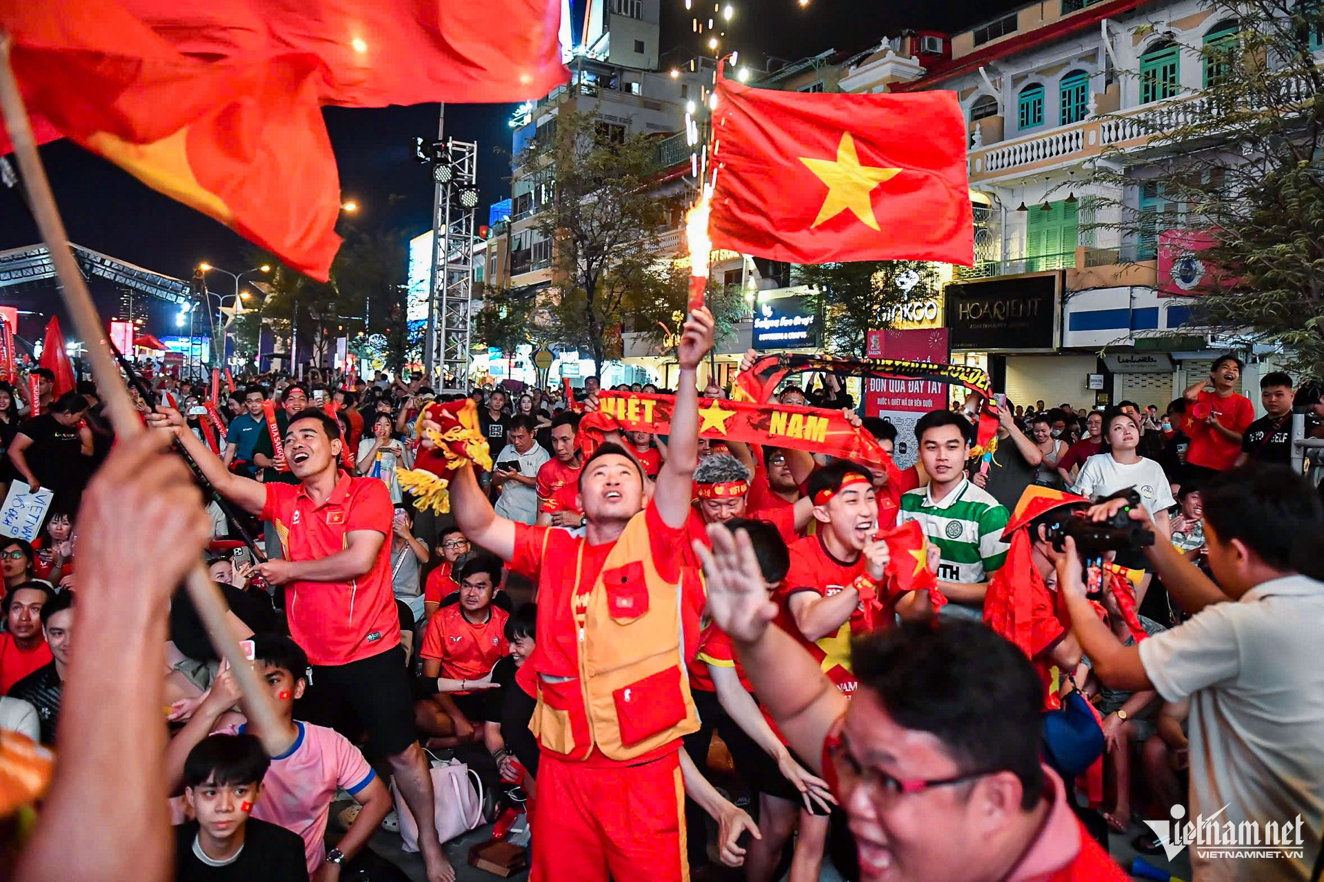 W-TPHCM cổ vũ bóng đá 6.jpg