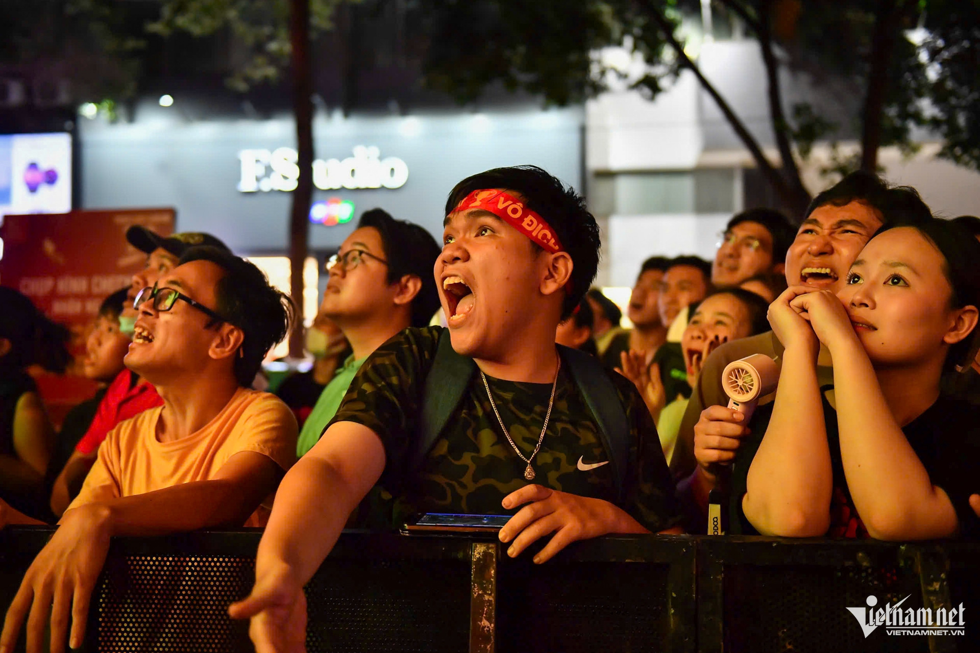 W-TPHCM cổ vũ bóng đá 7.jpg