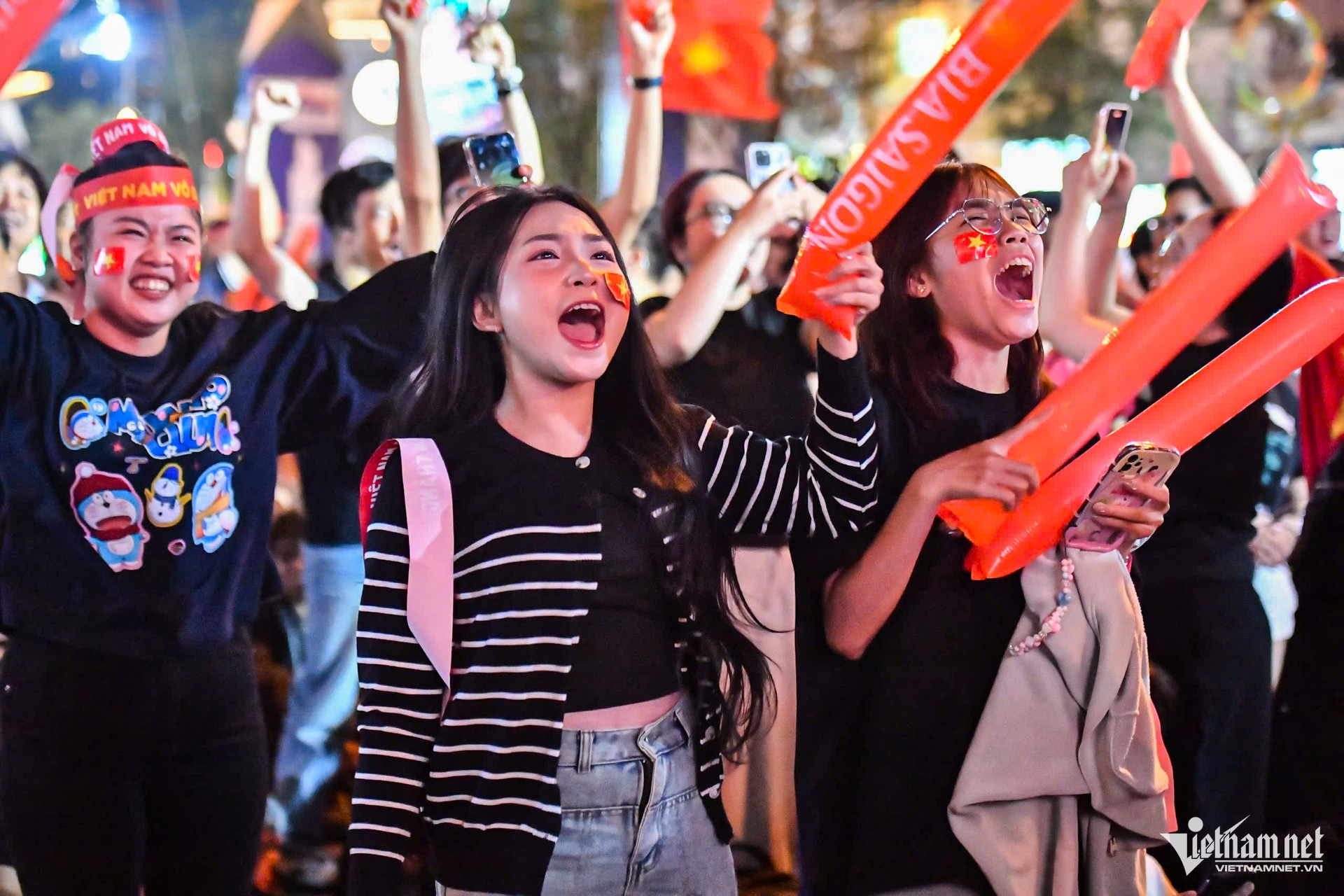 W-TPHCM cổ vũ bóng đá 8.jpg