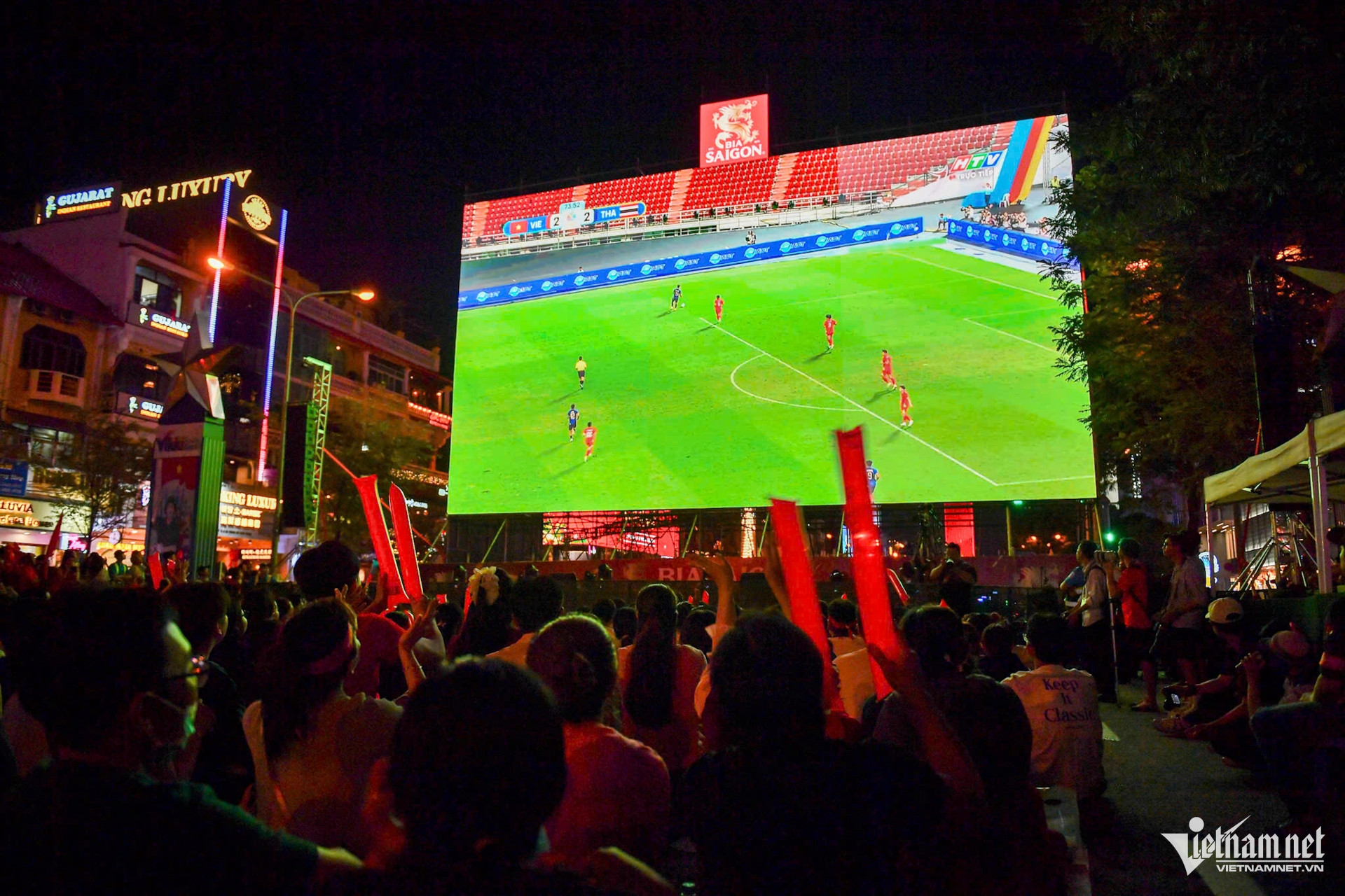 W-TPHCM cổ vũ bóng đá 9.jpg