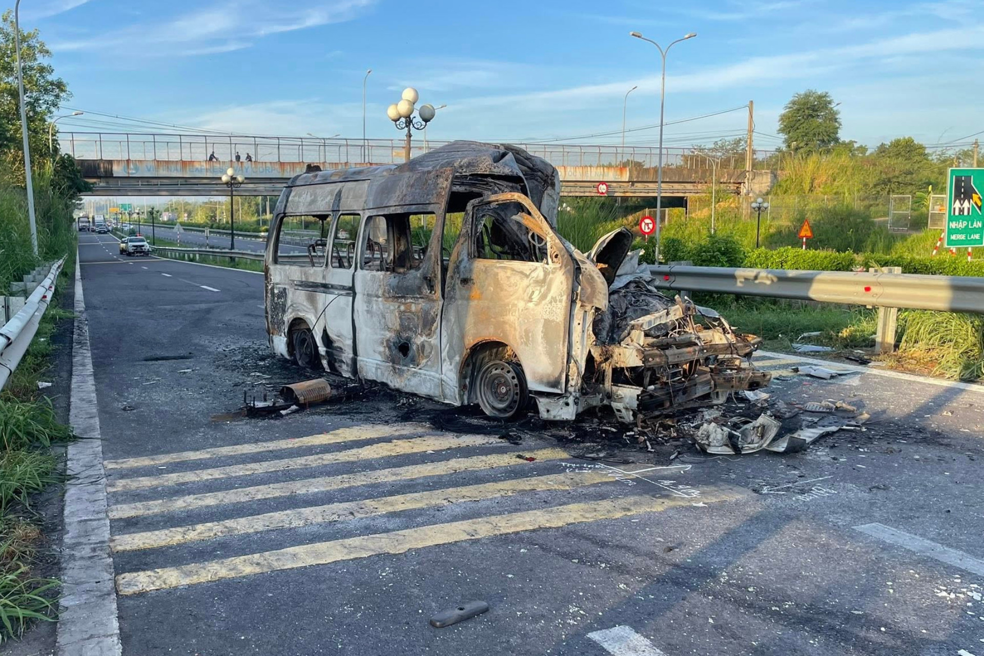 Xe cứu thương tông container, một người đàn ông phải vào BV Chợ Rẫy cấp cứu