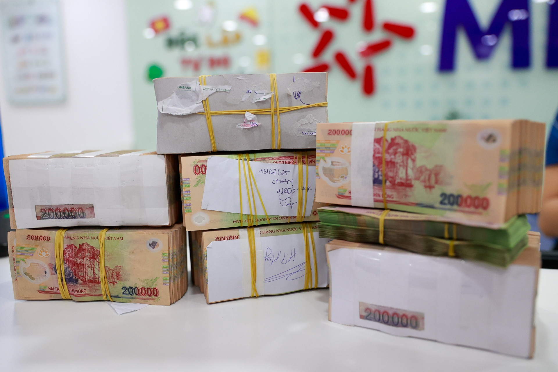 Lãi suất ngân hàng hôm nay 19/12/2025: Tăng lần thứ 2 trong tháng, chạm mốc 6,4%