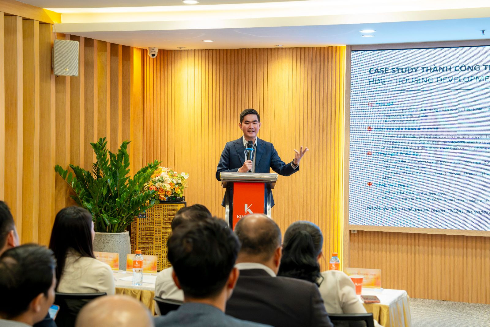 Ảnh 4 Ông Lê Xuân Vũ – đại diện AirCity trình bày kế hoạch hoạt động và tầm nhìn chiến lược của K City.jpg