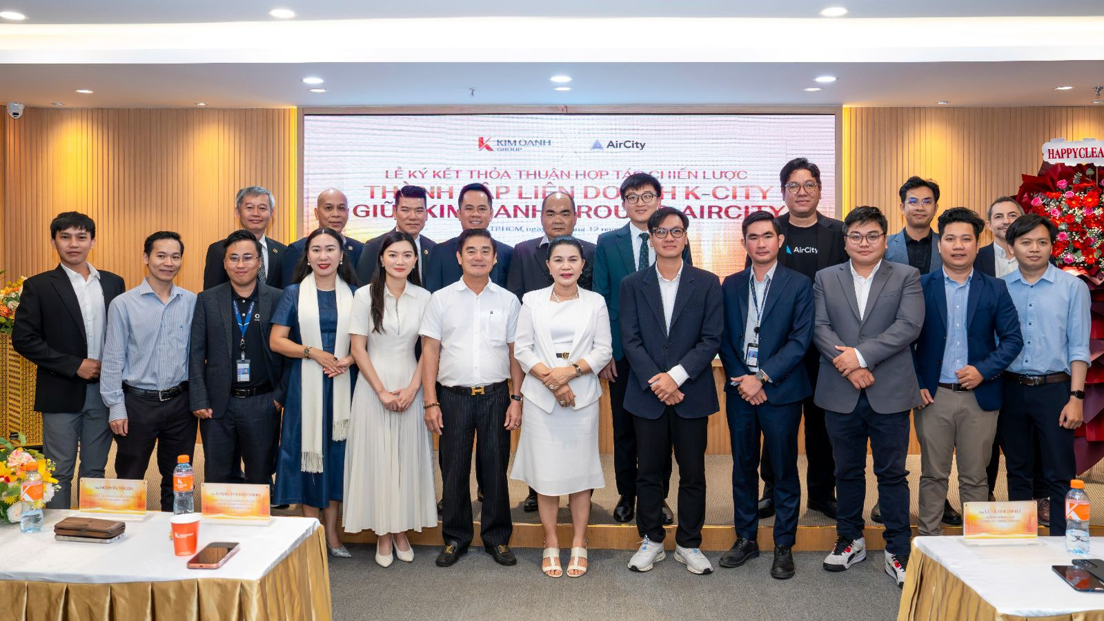 Ảnh 5 Đại diện Kim Oanh Group, AirCity và các đối tác chụp ảnh lưu niệm tại Lễ ký kết.jpg
